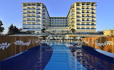Azura Deluxe Resort & Spa Hotel 