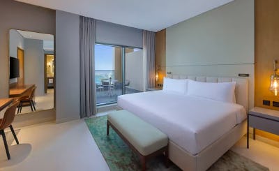 doubletree-by-hilton-sharjah-waterfront-hotel-and-residences-02