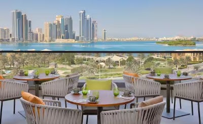 doubletree-by-hilton-sharjah-waterfront-hotel-and-residences-07
