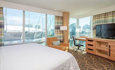 hampton-inn-and-suites-by-hilton-vancouver-downtown-canada-03